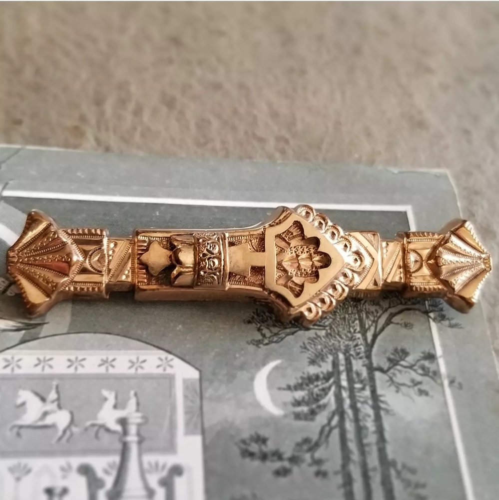 Antique bar pin Victorian gold tone Etruscan brooch 1800s floral fan